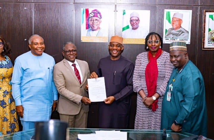 from right is CMD Juth Dr Pokop Buptwada, giving letter is Hon Minister of State for Health and Social Welfare, Dr Tunji Alausa, next are Perm Sec..Kachollom Daju mni,DHS  Dr Salaudeen mni